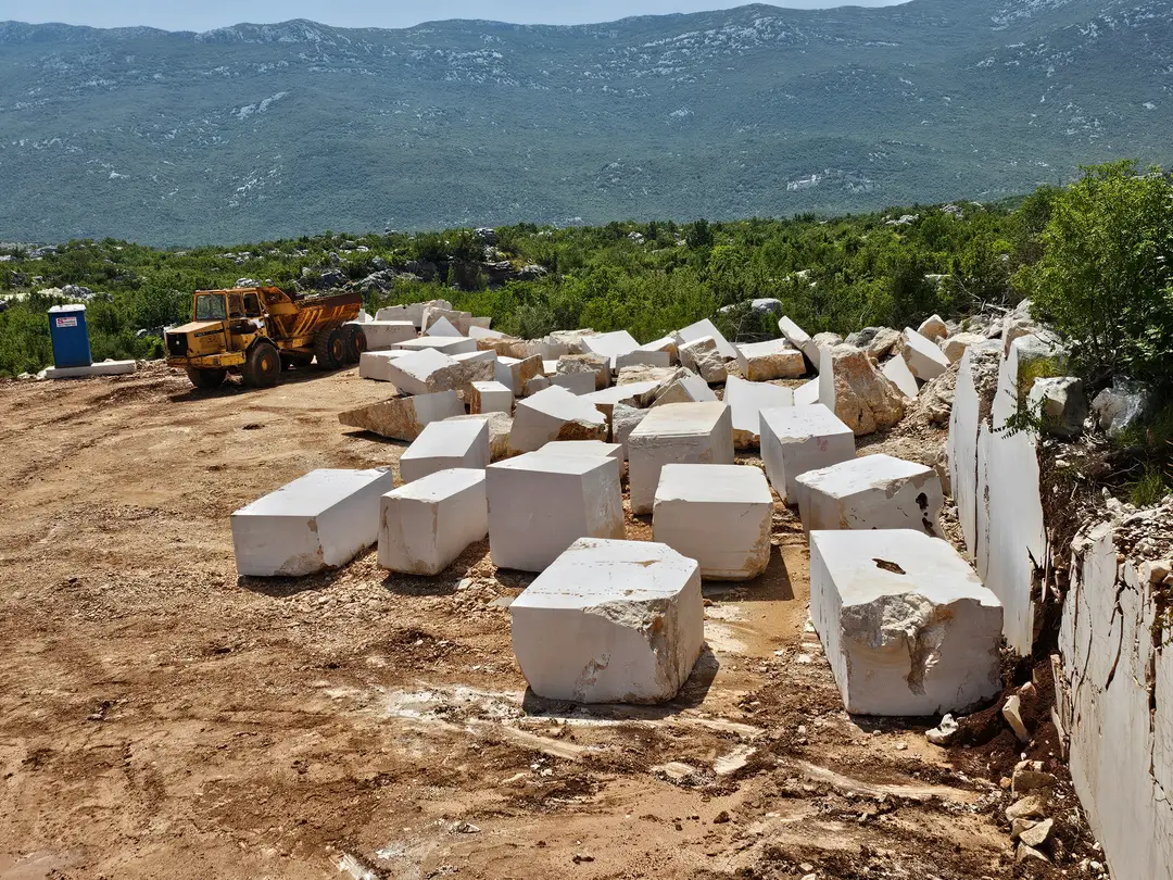 Polje piljenih blokova na etaži kamenoloma iznad doline